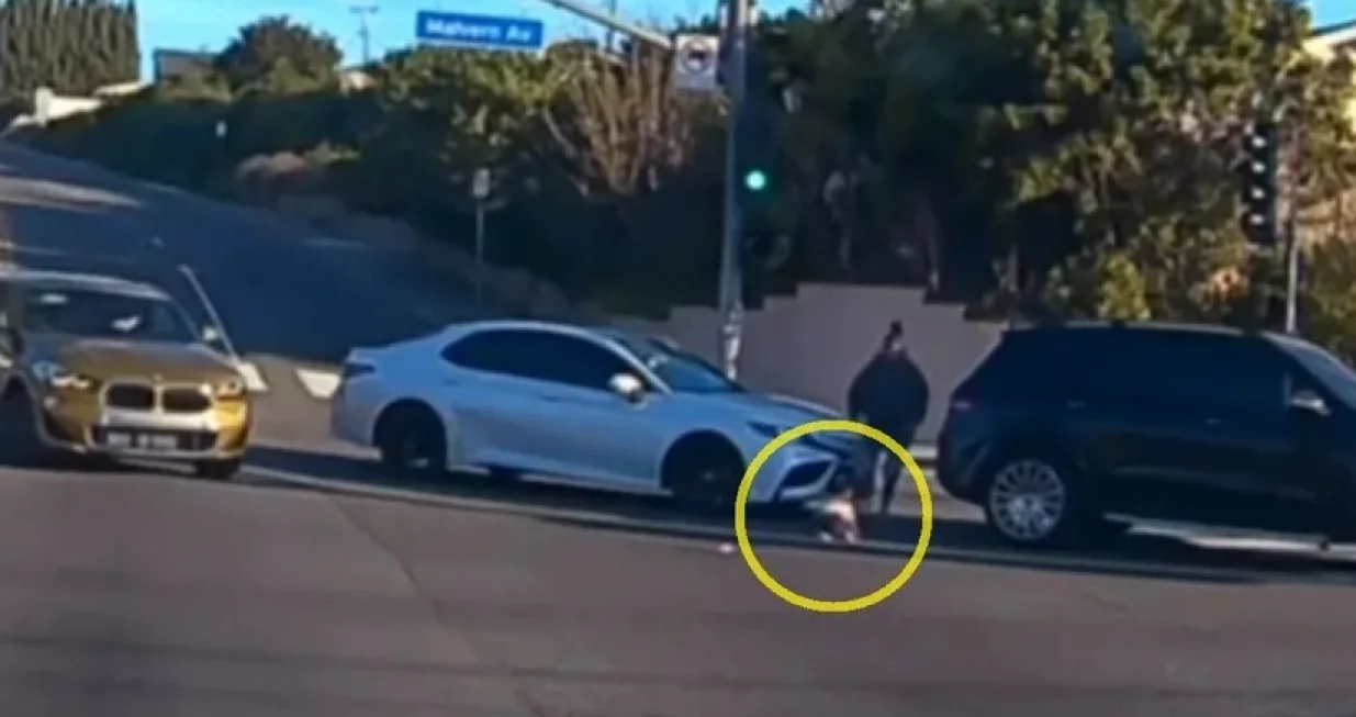 Automobil, beba, krivina, ispadanje/Prtsc