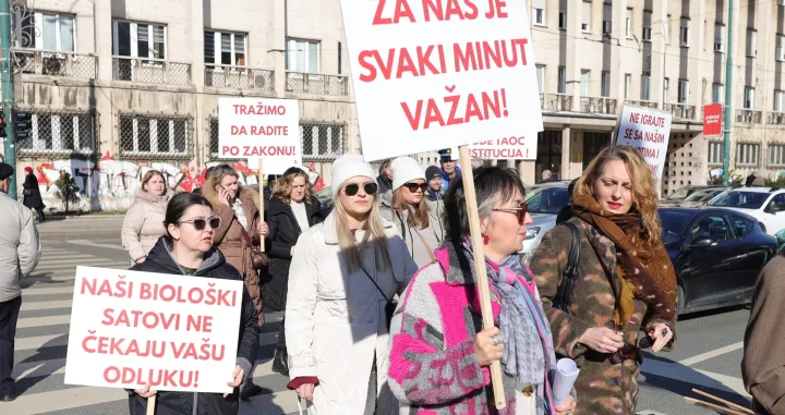 Protesti grupe pacijenata o&scaron;tećenih zatvaranjem klinike northwestern medical center u sarajevu ispred higijenskog zavoda/Senad Gubelić