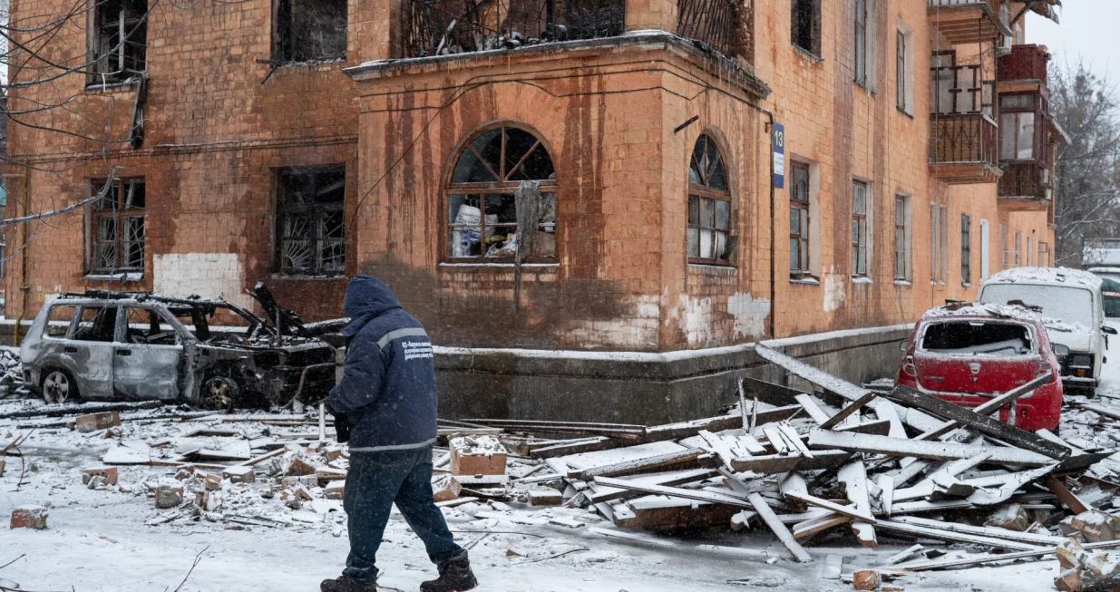 KIJEV, UKRAJINA - 9. JANUAR: Ruske snage su izvele napade dronovima na glavni grad Ukrajine Kijev. Prema izjavi gradonaДЌelnika Kijeva Vitalija KliДЌka, ДЌetiri osobe su poginule, a 19 je ranjeno. MeД'u poginulima je i bolniДЌar koji je stigao na mjesto napada kada se dogodio drugi val napada. Prema saopЕЎtenju koje su objavile ukrajinske zraДЌne snage, 242 bespilotne letjelice, 22 krstareД&Dagger;e i 13 balistiДЌkih raketa koriЕЎtene su veДЌeras za ciljanje Ukrajine, a balistiДЌka raketa srednjeg dometa koriЕЎtena je i za ciljanje regije Lavov na zapadu Ukrajine. (Danylo Antoniuk - Anadolu Agency)/