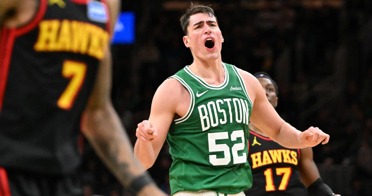 Jan 28, 2026; Boston, Massachusetts, USA; Boston Celtics center Luka Garza (52) reacts after missing a basket against the Atlanta Hawks during the second half at the TD Garden. Mandatory Credit: Brian Fluharty-Imagn Images/Foto: Brian Fluharty