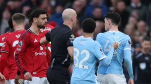 Soccer Football - Premier League - Manchester United v Manchester City - Old Trafford, Manchester, Britain - January 17, 2026 Manchester United's Bruno Fernandes and Manchester City's Phil Foden clash REUTERS/Phil Noble EDITORIAL USE ONLY. NO USE WITH UNAUTHORIZED AUDIO, VIDEO, DATA, FIXTURE LISTS, CLUB/LEAGUE LOGOS OR 'LIVE' SERVICES. ONLINE IN-MATCH USE LIMITED TO 120 IMAGES, NO VIDEO EMULATION. NO USE IN BETTING, GAMES OR SINGLE CLUB/LEAGUE/PLAYER PUBLICATIONS. PLEASE CONTACT YOUR ACCOUNT REPRESENTATIVE FOR FURTHER DETAILS../Foto: Phil Noble