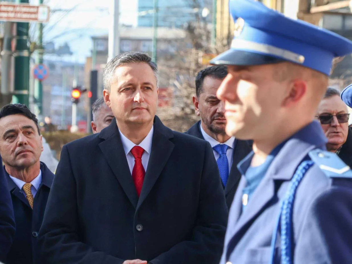 Denis Bećirović odao počast Nijazu Durakoviću//