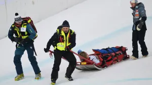 Alpine Skiing - FIS Alpine Ski World Cup - Women's Downhill - Crans-Montana, Switzerland - January 30, 2026 Norway's Marte Monsen is stretchered off after sustaining an injury following a crash during her run REUTERS/Romina Amato/Foto: Romina Amato