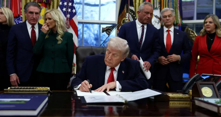 U.S. President Donald Trump, flanked by Health and Human Services (HHS) Secretary Robert F. Kennedy Jr., Administrator of the Centers for Medicare and Medicaid Services Mehmet Oz, Secretary of the Interior Doug Burgum and his wife Kathryn Burgum, signs an executive order for the "Great American Recovery Initiative" to coordinate a federal government response to drug addiction and substance abuse, in the Oval Office of the White House in Washington, D.C., January 29, 2026. REUTERS/Kevin Lamarque/Kevin Lamarque