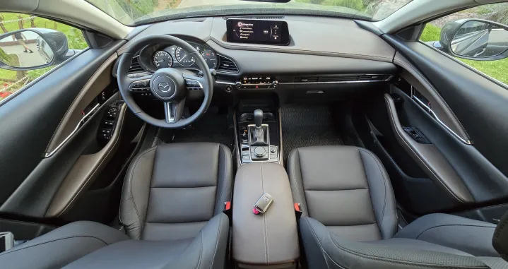 I dok bi se u pogledu koncepta, opreme, kvaliteta materijala i izrade i mogla porediti s nekim od potencijalnih konkurenata, u pogledu dizajna, unutra&scaron;njeg uređenja, a posebno pogona Mazda CX-30 je bez ikakve sumnje jedinstven automobil na trži&scaron;tu, koji potvrđuje da je jo&scaron; uvijek moguće ponuditi uspje&scaron;an izuzetak od pravila&hellip;&nbsp;adfhadfhadfh/