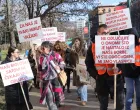 Protesti grupe pacijenata o&scaron;tećenih zatvaranjem klinike northwestern medical center u sarajevu ispred higijenskog zavoda/Senad Gubelić