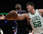 Jan 30, 2026; Boston, Massachusetts, USA; Boston Celtics center Luka Garza (52) battles Sacramento Kings guard Daeqwon Plowden (29) for the ball during the second half at TD Garden. Mandatory Credit: Winslow Townson-Imagn Images/Foto: Winslow Townson