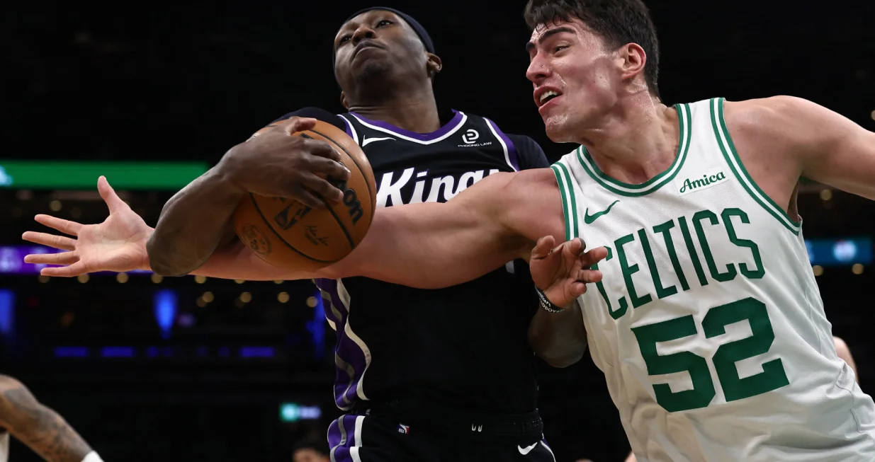 Jan 30, 2026; Boston, Massachusetts, USA; Boston Celtics center Luka Garza (52) battles Sacramento Kings guard Daeqwon Plowden (29) for the ball during the second half at TD Garden. Mandatory Credit: Winslow Townson-Imagn Images/Foto: Winslow Townson