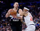 Jan 30, 2026; Denver, Colorado, USA; Denver Nuggets center Nikola Jokic (15) is fouled by Los Angeles Clippers guard Jordan Miller (22) in the fourth quarter at Ball Arena. Mandatory Credit: Isaiah J. Downing-Imagn Images/Foto: Isaiah J. Downing