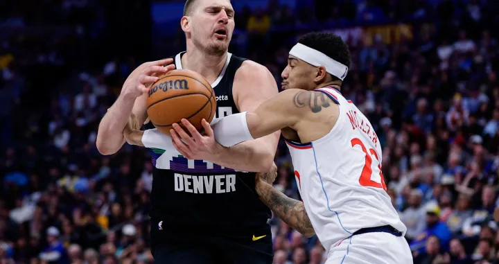 Jan 30, 2026; Denver, Colorado, USA; Denver Nuggets center Nikola Jokic (15) is fouled by Los Angeles Clippers guard Jordan Miller (22) in the fourth quarter at Ball Arena. Mandatory Credit: Isaiah J. Downing-Imagn Images/Foto: Isaiah J. Downing