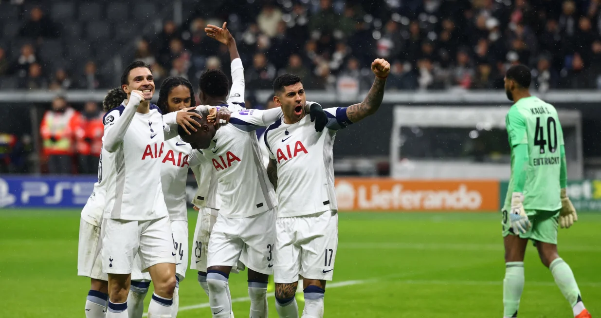 Soccer Football - UEFA Champions League - Eintracht Frankfurt v Tottenham Hotspur - Deutsche Bank Park, Frankfurt, Germany - January 28, 2026 Tottenham Hotspur's Randal Kolo Muani celebrates scoring their first goal with Joao Palhinha, Cristian Romero and Djed Spence REUTERS/Kai Pfaffenbach/Foto: Kai Pfaffenbach