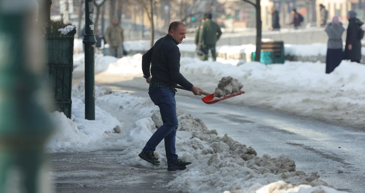 Snijeg ledenice či&scaron;ćenje jutarnja razglednica/Senad Gubelić