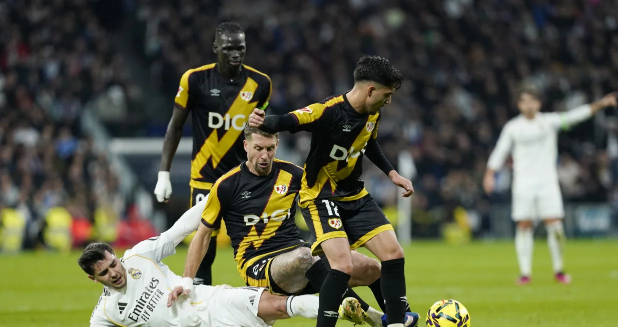 Soccer Football - LaLiga - Real Madrid v Rayo Vallecano - Santiago Bernabeu, Madrid, Spain - February 1, 2026 Real Madrid's Brahim Diaz in action with Rayo Vallecano's Ilias Akhomach and Florian Lejeune REUTERS/Ana Beltran/Foto: Ana Beltran
