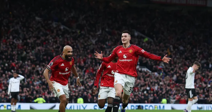 Soccer Football - Premier League - Manchester United v Fulham - Old Trafford, Manchester, Britain - February 1, 2026 Manchester United's Benjamin Sesko celebrates scoring their third goal with Kobbie Mainoo and Bryan Mbeumo REUTERS/Phil Noble EDITORIAL USE ONLY. NO USE WITH UNAUTHORIZED AUDIO, VIDEO, DATA, FIXTURE LISTS, CLUB/LEAGUE LOGOS OR 'LIVE' SERVICES. ONLINE IN-MATCH USE LIMITED TO 120 IMAGES, NO VIDEO EMULATION. NO USE IN BETTING, GAMES OR SINGLE CLUB/LEAGUE/PLAYER PUBLICATIONS. PLEASE CONTACT YOUR ACCOUNT REPRESENTATIVE FOR FURTHER DETAILS../Foto: Phil Noble