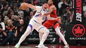 Feb 1, 2026; Toronto, Ontario, CAN; Utah Jazz center Jusuf Nurkic (30) holds the ball away from Toronto Raptors forward Scottie Barnes (4) in the first half at Scotiabank Arena. Mandatory Credit: Dan Hamilton-Imagn Images/Foto: Dan Hamilton