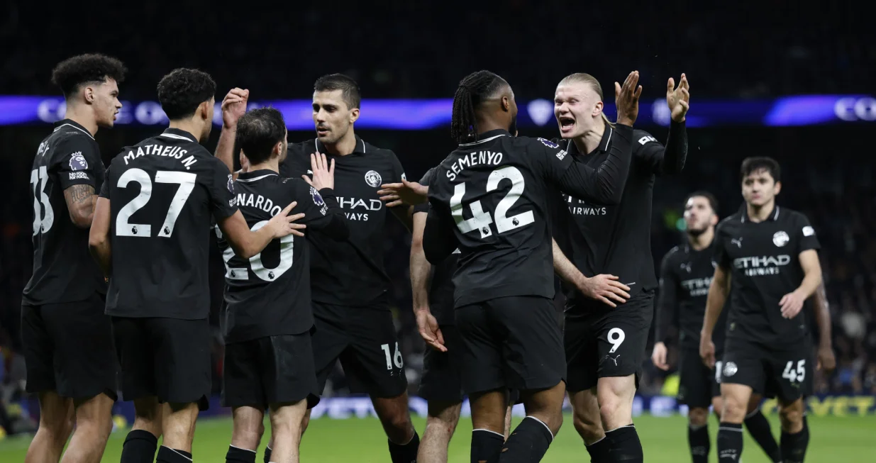 Soccer Football - Premier League - Tottenham Hotspur v Manchester City - Tottenham Hotspur Stadium, London, Britain - February 1, 2026 Manchester City's Antoine Semenyo celebrates scoring their second goal with teammates Action Images via Reuters/Peter Cziborra EDITORIAL USE ONLY. NO USE WITH UNAUTHORIZED AUDIO, VIDEO, DATA, FIXTURE LISTS, CLUB/LEAGUE LOGOS OR 'LIVE' SERVICES. ONLINE IN-MATCH USE LIMITED TO 120 IMAGES, NO VIDEO EMULATION. NO USE IN BETTING, GAMES OR SINGLE CLUB/LEAGUE/PLAYER PUBLICATIONS. PLEASE CONTACT YOUR ACCOUNT REPRESENTATIVE FOR FURTHER DETAILS../Foto: Peter Cziborra