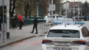 U zagrebačkoj Osnovnoj školi Prečko 19-godišnji hrvatski državljanin nožem je napao učiteljicu i nekoliko učenika. Od posljedica ozljeda jedno je dijete preminulo, a ostalim ozlijeđenim osobama pruža se liječnička pomoć/Stipe Majić