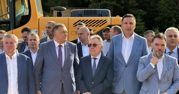 Pavlović u drugom redu lijevo od Dodika na događaju sa ruskim ambasadorom, Elekom i Ko&scaron;arcem u junu 2024. godine na Jahorini/Srbijagas