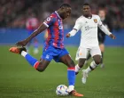 epa10079609 Jean-Philippe Mateta (L) of Crystal Palace in action during the friendly soccer match between Manchester United and Crystal Palace at the Melbourne Cricket Ground in Melbourne, Australia, 19 July 2022. EPA/JAMES ROSS AUSTRALIA AND NEW ZEALAND OUT/Foto: James Ross