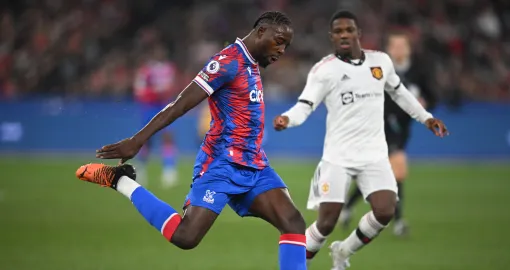 epa10079609 Jean-Philippe Mateta (L) of Crystal Palace in action during the friendly soccer match between Manchester United and Crystal Palace at the Melbourne Cricket Ground in Melbourne, Australia, 19 July 2022. EPA/JAMES ROSS AUSTRALIA AND NEW ZEALAND OUT/Foto: James Ross