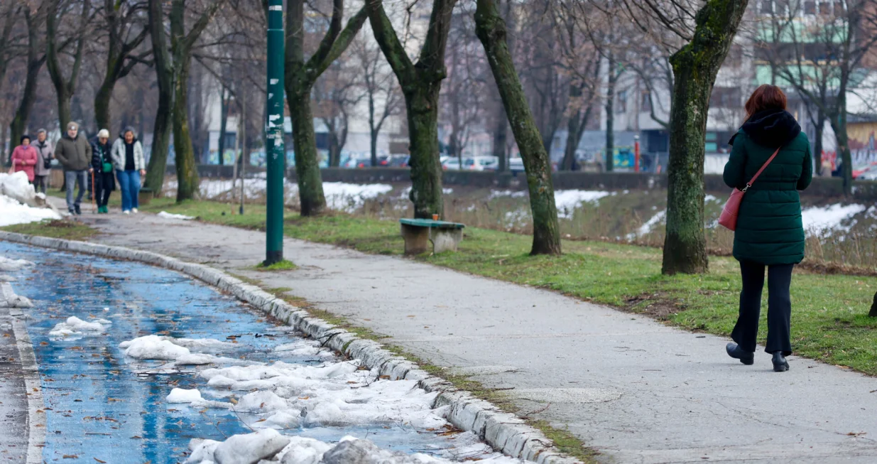 Topljenje snijega po ulicama/Damir Deljo