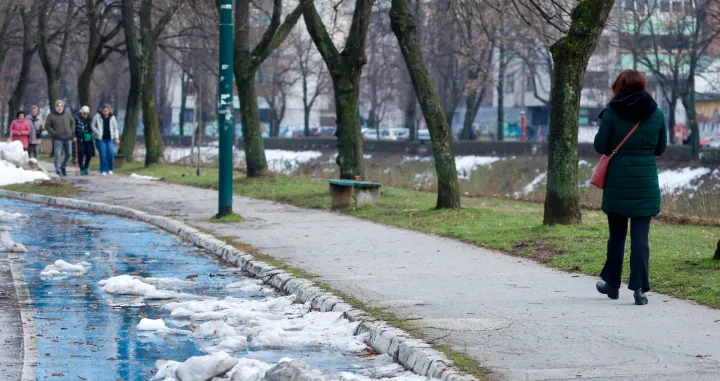 Topljenje snijega po ulicama/Damir Deljo