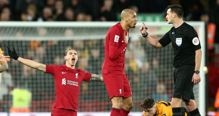 epa10394862 Darwin Nunez of Liverpool (L) and Fabinho of Liverpool (C) react to referee Andrew Madley (R) during the 3rd round FA Cup soccer match between Liverpool and Wolverhampton Wanderers at Anfield in Liverpool, Britain, 07 January 2023. EPA/ADAM VAUGHAN/Foto: Adam Vaughan