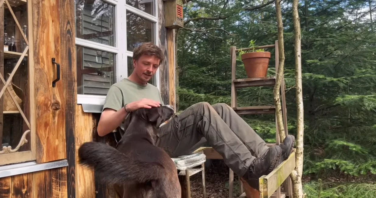 Anders Boisen, 36-godi&scaron;njak iz Aarhusa, godinama je živio mirnim gradskim životom u dvosobnom stanu i radio u gradskoj upravi, ali je osjećao da ga način života i dru&scaron;tvena očekivanja gu&scaron;e/Screenshot