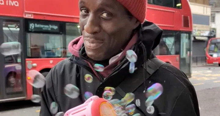 Ricki Reid putnicima uljep&scaron;ava dan/