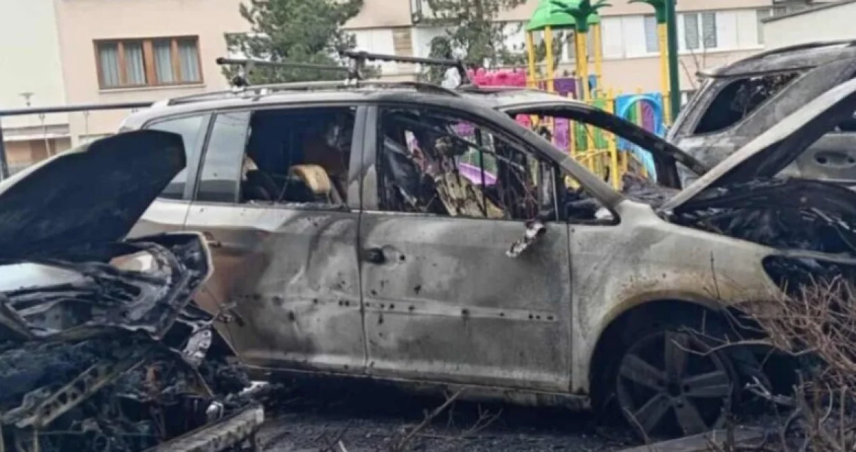 Planula tri vozila/Crna-hronika//