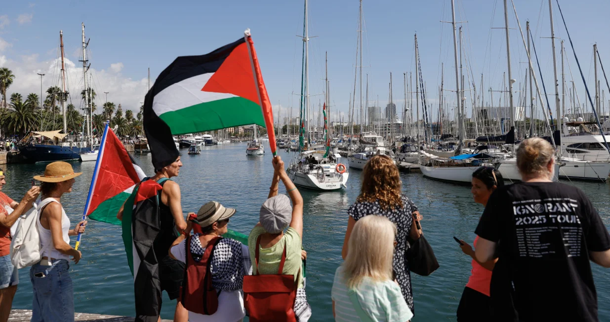 BARCELONA, &Scaron;PANIJA - 31. AUGUST: Brodovi koji pripadaju Globalnoj Sumud flotili isplovili su iz Barcelone u &Scaron;paniji prema Gazi 31. augusta 2025."Globalna Sumud flotila" predstavlja najveću civilnu pomorsku misiju organiziranu kako bi se suprotstavila izraelskoj ilegalnoj opsadi Gaze. Ona ujedinjuje organizatore, doktore, umjetnike i aktiviste solidarnosti iz cijelog svijeta koji odgovaraju na genocid nad palestinskim narodom. (Esra Hacioğlu - Anadolu Agency)/