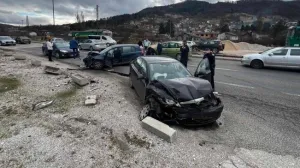 nesreća na ulazu u semizovac, sudar tri vozila/Crna Hronika 