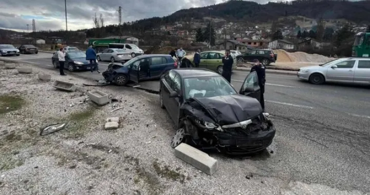 nesreća na ulazu u semizovac, sudar tri vozila/Crna Hronika 