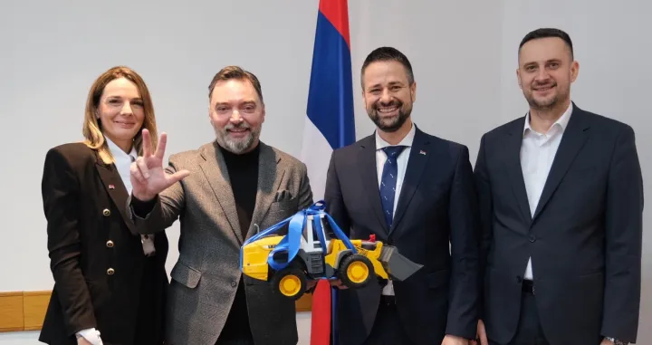 Sta&scaron;a Ko&scaron;arac pripremio poklon Elmedinu Konakoviću - igračku bager/Sta&scaron;a Ko&scaron;arac