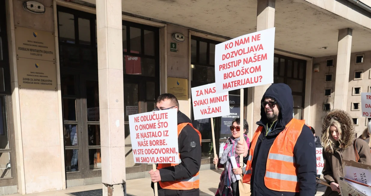 Protesti grupe pacijenata o&scaron;tećenih zatvaranjem klinike northwestern medical center u sarajevu ispred higijenskog zavoda/Senad Gubelić