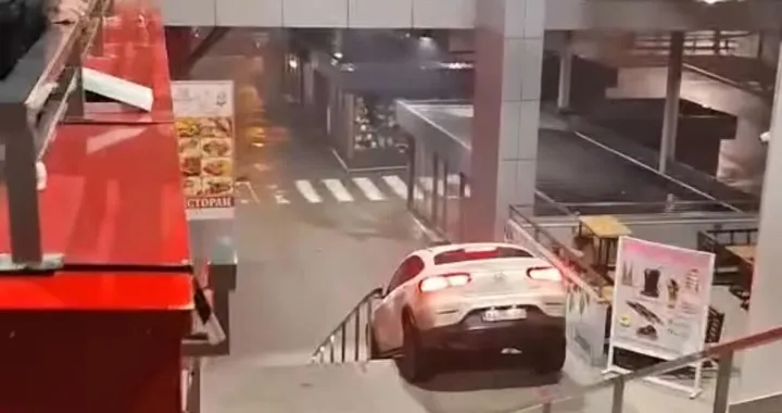 Vozač se Mercedesom spustio niz stepenice banjalučke Tržnice/Tok Tv