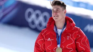 Milano Cortina 2026 Olympics - Alpine Skiing - Men's Downhill Victory Ceremony - Stelvio Ski Centre, Bormio, Italy - February 07, 2026. Gold medallist Franjo von Allmen of Switzerland celebrates on the podium after winning the Men's Downhill REUTERS/Gintare Karpaviciute/Foto: Gintare Karpaviciute