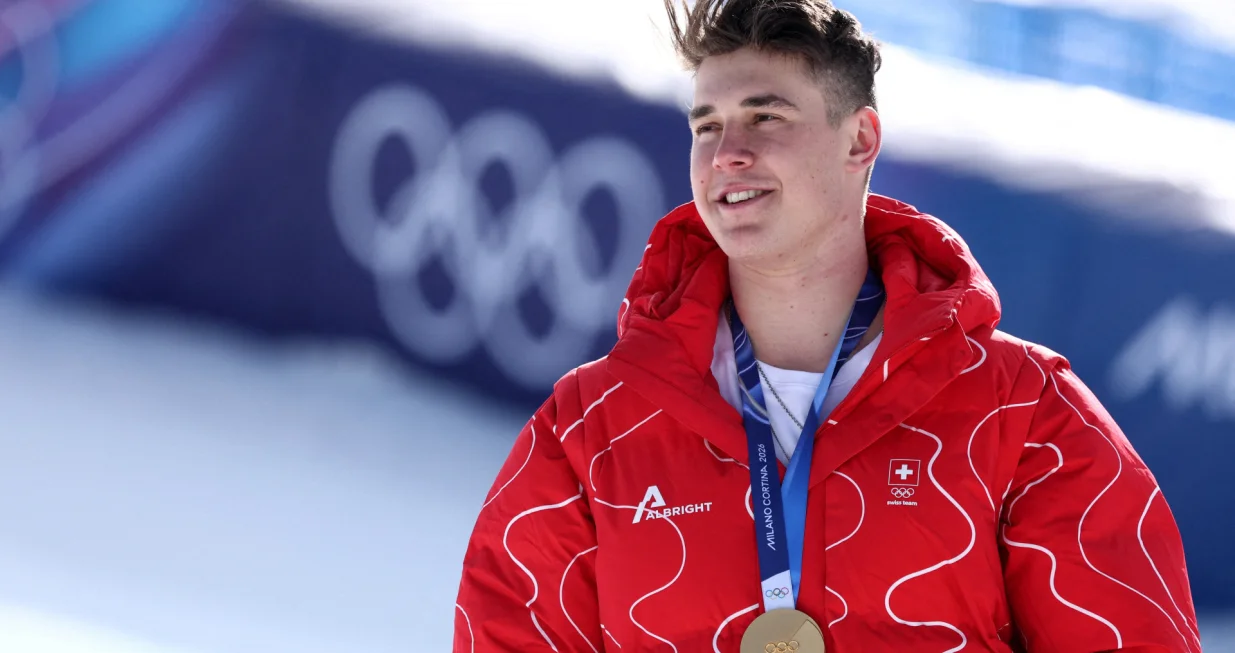 Milano Cortina 2026 Olympics - Alpine Skiing - Men's Downhill Victory Ceremony - Stelvio Ski Centre, Bormio, Italy - February 07, 2026. Gold medallist Franjo von Allmen of Switzerland celebrates on the podium after winning the Men's Downhill REUTERS/Gintare Karpaviciute/Foto: Gintare Karpaviciute
