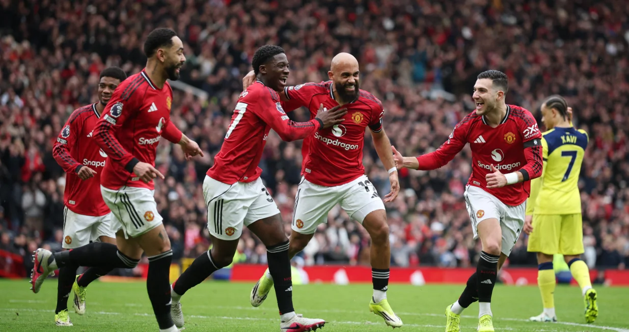 Soccer Football - Premier League - Manchester United v Tottenham Hotspur - Old Trafford, Manchester, Britain - February 7, 2026 Manchester United's Bryan Mbeumo celebrates scoring their first goal with teammates REUTERS/Phil Noble EDITORIAL USE ONLY. NO USE WITH UNAUTHORIZED AUDIO, VIDEO, DATA, FIXTURE LISTS, CLUB/LEAGUE LOGOS OR 'LIVE' SERVICES. ONLINE IN-MATCH USE LIMITED TO 120 IMAGES, NO VIDEO EMULATION. NO USE IN BETTING, GAMES OR SINGLE CLUB/LEAGUE/PLAYER PUBLICATIONS. PLEASE CONTACT YOUR ACCOUNT REPRESENTATIVE FOR FURTHER DETAILS../Foto: Phil Noble