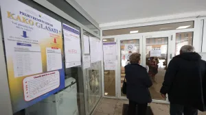 Prijevremeni izbori za predsjednika Republike Srpske. Istočno Sarajevo - Lukavica glasanje/Senad Gubelić