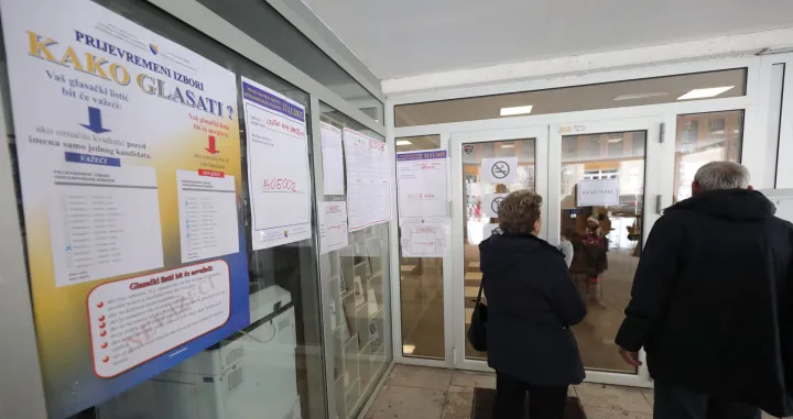 Prijevremeni izbori za predsjednika Republike Srpske. Istočno Sarajevo - Lukavica glasanje/Senad Gubelić