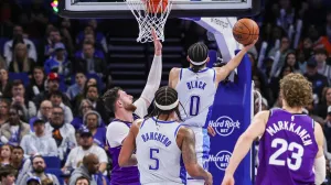 Feb 7, 2026; Orlando, Florida, USA; Orlando Magic guard Anthony Black (0) goes to the basket against Utah Jazz center Jusuf Nurkic (30) during the second half at Kia Center. Mandatory Credit: Mike Watters-Imagn Images/Foto: Mike Watters