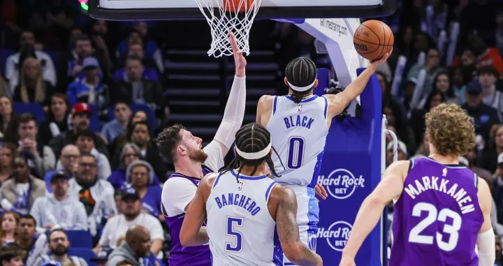 Feb 7, 2026; Orlando, Florida, USA; Orlando Magic guard Anthony Black (0) goes to the basket against Utah Jazz center Jusuf Nurkic (30) during the second half at Kia Center. Mandatory Credit: Mike Watters-Imagn Images/Foto: Mike Watters
