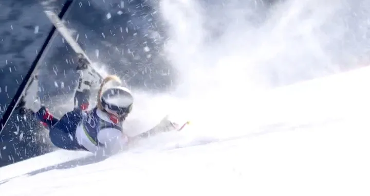 Milano Cortina 2026 Olympics - Alpine Skiing - Women's Downhill - Tofane Alpine Skiing Centre, Belluno, Italy - February 08, 2026. In this screen grab taken from a video shows Lindsey Vonn of United States crashing during the Women's Downhill. REUTERS/IOC/OBS/Foto: Handout
