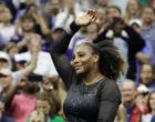 epa10156292 Serena Williams of the United States waves to the crowd after being defeated by Ajla Tomljanovic of Australia, during the third round at the US Open Tennis Championships at the USTA National Tennis Center in Flushing Meadows, New York, USA, 02 September 2022. The US Open runs from 29 August through 11 September. EPA/JASON SZENES/Foto: Jason Szenes
