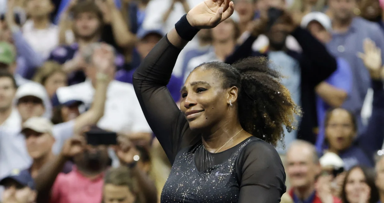 epa10156292 Serena Williams of the United States waves to the crowd after being defeated by Ajla Tomljanovic of Australia, during the third round at the US Open Tennis Championships at the USTA National Tennis Center in Flushing Meadows, New York, USA, 02 September 2022. The US Open runs from 29 August through 11 September. EPA/JASON SZENES/Foto: Jason Szenes