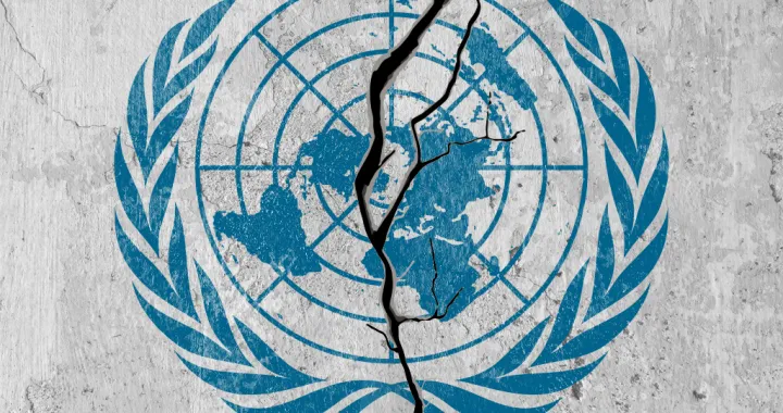 Kozar analizira stavove predsjednika SAD-a Donalda Trumpa prema Ujedinjenim narodima (UN), koji, prema njegovim riječima, smatra suvi&scaron;nim u globalnoj političkoj areni. Trumpova politika "Amerika prije svega" uzrokuje smanjenje financiranja UN-a, dok su Sjedinjene Države napustile brojne agencije UN-a, čime ugrožavaju stabilnost ove međunarodne organizacije. Kozar upozorava da bi nestanak UN-a ozbiljno ugrozio globalnu diplomaciju, humanitarnu pomoć i mirovne misije, &scaron;to bi imalo dalekosežne negativne posljedice na svjetski poredak./Benjamin Krnić