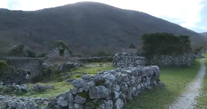 Selo zvano "nigdje" - pola kuće u Federaciji pola u RS/Screenshot
