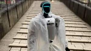 Prvi bh. humanoidni robot Roby, Mostar, šetnja/Bljesak.info