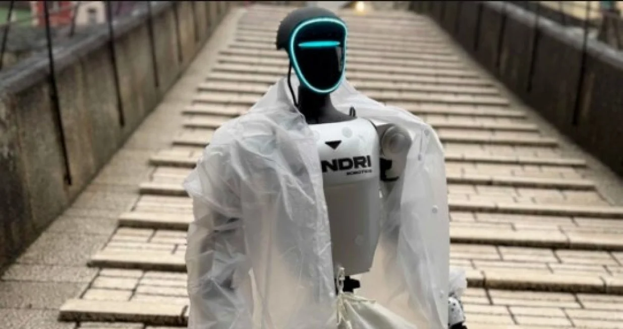 Prvi bh. humanoidni robot Roby, Mostar, &scaron;etnja/Bljesak.info